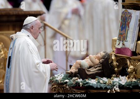 Vaticano. 01st Jan 2022. 1 gennaio 2022, Roma, Città del Vaticano, Stato della Città del Vaticano: 1 gennaio 2021 - PAPA FRANCESCO celebra la messa in occasione della solennità di Maria Madre di Dio nella Basilica di San Pietro in Vaticano. © EvandroInet VaticanPool Ibanezi via ZUMA Wire (Credit Image: © Evandroinetti vaticanpool ibanez via ZUMA Press Wire) Credit: ZUMA Press, Inc./Alamy Live News Foto Stock