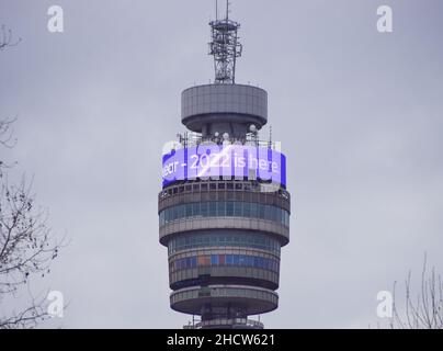 Londra, Regno Unito. 01st Jan 2022. Messaggio "il 2022 è qui" visualizzato sulla BT Tower (British Telecommunications) il giorno di Capodanno. Credit: SOPA Images Limited/Alamy Live News Foto Stock