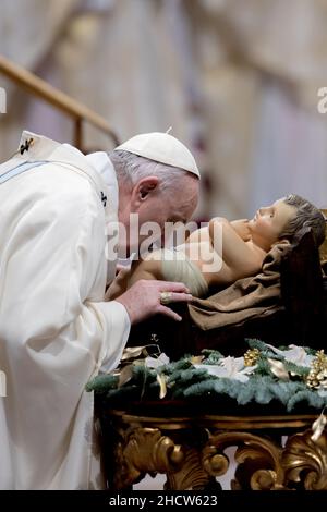 Vaticano. 01st Jan 2022. 1 gennaio 2022, Roma, Città del Vaticano, Stato della Città del Vaticano: 1 gennaio 2021 - PAPA FRANCESCO celebra la messa in occasione della solennità di Maria Madre di Dio nella Basilica di San Pietro in Vaticano. © EvandroInet VaticanPool Ibanezi via ZUMA Wire (Credit Image: © Evandroinetti vaticanpool ibanez via ZUMA Press Wire) Credit: ZUMA Press, Inc./Alamy Live News Foto Stock