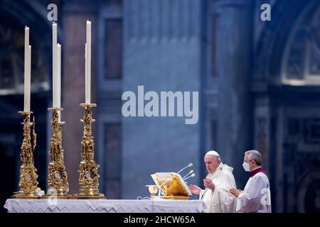 Vaticano. 01st Jan 2022. 1 gennaio 2022, Roma, Città del Vaticano, Stato della Città del Vaticano: 1 gennaio 2021 - PAPA FRANCESCO celebra la messa in occasione della solennità di Maria Madre di Dio nella Basilica di San Pietro in Vaticano. EvandroInet VaticanPool Ibanezi via ZUMA Wire (Credit Image: © Evandroinetti vaticanpool ibanez via ZUMA Press Wire) Credit: ZUMA Press, Inc./Alamy Live News Â Foto Stock