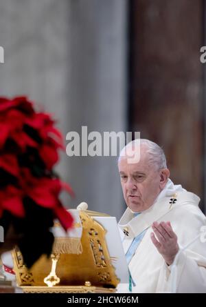 1 gennaio 2022, Roma, Città del Vaticano, Stato della Città del Vaticano: 1 gennaio 2021 - PAPA FRANCESCO celebra la messa in occasione della solennità di Maria Madre di Dio nella Basilica di San Pietro in Vaticano. © EvandroInet VaticanPool Ibanezi via ZUMA Wire (Credit Image: © Evandroinetti vaticanpool ibanez via ZUMA Press Wire) Foto Stock