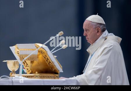 1 gennaio 2022, Roma, Città del Vaticano, Stato della Città del Vaticano: 1 gennaio 2021 - PAPA FRANCESCO celebra la messa in occasione della solennità di Maria Madre di Dio nella Basilica di San Pietro in Vaticano. © EvandroInet VaticanPool Ibanezi via ZUMA Wire (Credit Image: © Evandroinetti vaticanpool ibanez via ZUMA Press Wire) Foto Stock