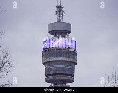 Londra, Regno Unito. 01st Jan 2022. Messaggio "il 2022 è qui" visualizzato sulla BT Tower (British Telecommunications) il giorno di Capodanno. (Foto di Vuk Valcic/SOPA Images/Sipa USA) Credit: Sipa USA/Alamy Live News Foto Stock