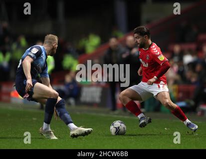 Jason McCarthy di Wycombe Wanderers (a sinistra) e Elliot Lee di Charlton Athletic lottano per la palla durante la partita della Sky Bet League uno alla Valley, Londra. Data foto: Sabato 1 gennaio 2022. Foto Stock