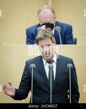 17 dicembre 2021, Berlín;: Robert Habeck, ministro tedesco dell'economia e della protezione del clima, in una sessione del Bundesrat (Camera superiore del Parlamento) presieduta dal conservatore Rainer Haseloff, primo ministro della Sassonia-Anhalt. Il ministro tedesco dell'economia Robert Habeck respinge i piani della Commissione europea per qualificare gli investimenti nelle centrali nucleari e a gas come rispettosi dell'ambiente a determinate condizioni, dal momento che la Germania si dirigerà verso la chiusura delle sue ultime tre centrali nucleari nel 2022. Foto: Kay Nietfeld/dpa Foto Stock