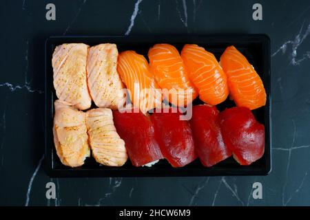 Scatola di sushi con sushi di nigiri: Sake di Aburi, sake e maguro. Foto Stock