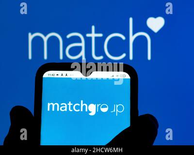 Ucraina. 01st Jan 2022. In questa foto, il logo Match Group, Inc. Viene visualizzato sullo smartphone e sullo sfondo. (Foto di Igor Golovniov/SOPA Images/Sipa USA) Credit: Sipa USA/Alamy Live News Foto Stock