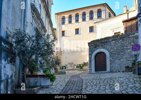 Una piccola strada tra le antiche case di Savoia di Lucania, un piccolo paese della provincia di potenza in Basilicata. Foto Stock