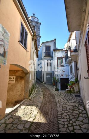 Una piccola strada tra le antiche case di Savoia di Lucania, un piccolo paese della provincia di potenza in Basilicata. Foto Stock