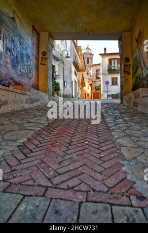 Una piccola strada tra le antiche case di Savoia di Lucania, un piccolo paese della provincia di potenza in Basilicata. Foto Stock