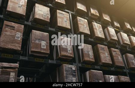 Enorme magazzino di distribuzione con scatole su scaffali alti Foto Stock