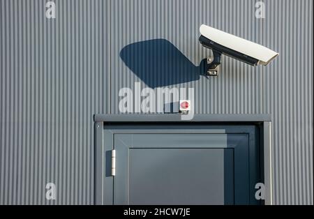 Telecamera CCTV di sicurezza o sistema di sorveglianza in edifici industriali Foto Stock