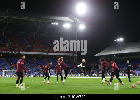 Londra, Regno Unito. 1st Jan 2022. Una visione generale dei giocatori del West Ham United che si riscaldano mentre Alex Kral del West Ham United prende un tocco prima della partita della Premier League a Selhurst Park, Londra. Il credito d'immagine dovrebbe leggere: Jacques Feeney/Sportimage Credit: Sportimage/Alamy Live News Foto Stock