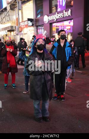 New York, Stati Uniti. 30th Dic 2021. Persone in attesa di ore a Times Square la vigilia di Capodanno per far cadere la palla al ring nel nuovo anno 2022. (Foto di Catherine Nance/SOPA Images/Sipa USA) Credit: Sipa USA/Alamy Live News Foto Stock