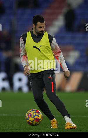 Londra, Regno Unito. 01st Jan 2022. Luka Milivojević di Crystal Palace si riscalda durante la partita della Premier League tra Crystal Palace e West Ham United a Selhurst Park, Londra, Inghilterra, il 1 gennaio 2022. Foto di Ken Sparks. Solo per uso editoriale, licenza richiesta per uso commerciale. Nessun utilizzo nelle scommesse, nei giochi o nelle pubblicazioni di un singolo club/campionato/giocatore. Credit: UK Sports Pics Ltd/Alamy Live News Foto Stock