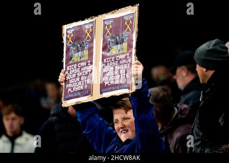 Un giovane fan del West Ham United ha in mano un cartello che chiede la maglietta del riso Declan durante la partita della Premier League al Selhurst Park, Londra. Data foto: Sabato 1 gennaio 2022. Foto Stock