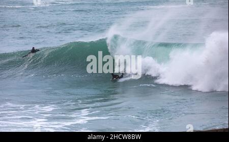 Portreath, Cornovaglia, 1st gennaio 2022, grandi onde e mari tempestosi a Portreath, Cornovaglia causata da forti venti Sud Westerly questa mattina. I Surfers erano fuori godendo le onde il giorno di Capodanno che era speranza di un anno migliore che l'anno scorso. La temperatura era di 13C che è mite per il periodo dell'anno. La previsione è di essere venti gustosi per oggi che si calmerà questa sera.Credit: Keith Larby/Alamy Live News Foto Stock