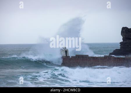 Portreath, Cornovaglia, 1st gennaio 2022, grandi onde e mari tempestosi a Portreath, Cornovaglia causata da forti venti Sud Westerly questa mattina. La gente era fuori a piedi e guardava le onde il giorno di Capodanno, sperando di avere un anno migliore di quello dell'anno scorso. La temperatura era di 13C che è mite per il periodo dell'anno. La previsione è di essere venti gustosi per oggi che si calmerà questa sera.Credit: Keith Larby/Alamy Live News Foto Stock