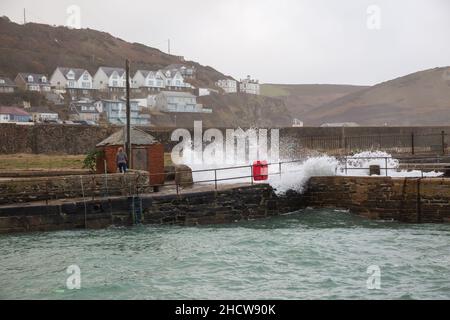 Portreath, Cornovaglia, 1st gennaio 2022, grandi onde e mari tempestosi a Portreath, Cornovaglia causata da forti venti Sud Westerly questa mattina. La gente era fuori a piedi e guardava le onde il giorno di Capodanno, sperando di avere un anno migliore di quello dell'anno scorso. La temperatura era di 13C che è mite per il periodo dell'anno. La previsione è di essere venti gustosi per oggi che si calmerà questa sera.Credit: Keith Larby/Alamy Live News Foto Stock