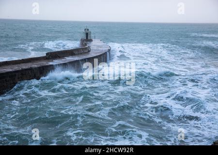 Portreath, Cornovaglia, 1st gennaio 2022, grandi onde e mari tempestosi a Portreath, Cornovaglia causata da forti venti Sud Westerly questa mattina. La gente era fuori a piedi e guardava le onde il giorno di Capodanno, sperando di avere un anno migliore di quello dell'anno scorso. La temperatura era di 13C che è mite per il periodo dell'anno. La previsione è di essere venti gustosi per oggi che si calmerà questa sera.Credit: Keith Larby/Alamy Live News Foto Stock