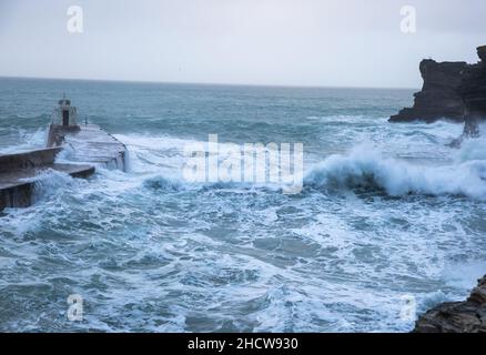 Portreath, Cornovaglia, 1st gennaio 2022, grandi onde e mari tempestosi a Portreath, Cornovaglia causata da forti venti Sud Westerly questa mattina. La gente era fuori a piedi e guardava le onde il giorno di Capodanno, sperando di avere un anno migliore di quello dell'anno scorso. La temperatura era di 13C che è mite per il periodo dell'anno. La previsione è di essere venti gustosi per oggi che si calmerà questa sera.Credit: Keith Larby/Alamy Live News Foto Stock