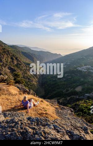 Europa, Spagna, Andalusia, Las Alpujarras, la Taha villaggi. Vista da la Mezquita, valle del fiume Trevelez a Ferreirola e Busquistar al tramonto. Foto Stock