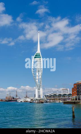 L'iconica Spinnaker Tower di Gunwharf Quays si affaccia sul porto di Portsmouth, Portsmouth, Hampshire, costa meridionale dell'Inghilterra Foto Stock