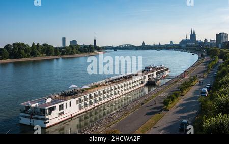 Vista aerea di Colonia sul fiume Reno con nave da crociera a Colonia Foto Stock