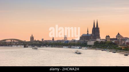 Cologne Skyline di notte Foto Stock