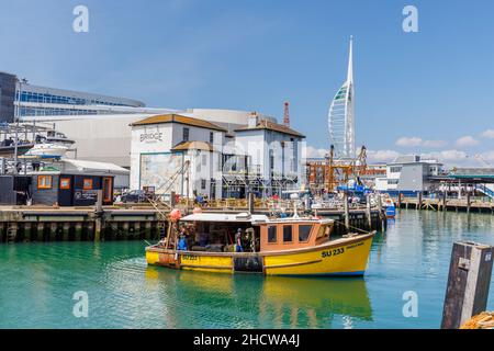 Piccola barca gialla da pesca presso la Fullers Bridge Tavern, Camber Quay e Spinnaker Tower nel porto di Portsmouth, Hampshire, costa meridionale dell'Inghilterra Foto Stock