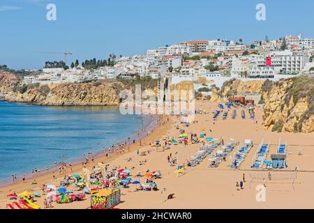 Una bella giornata di sole sulla spiaggia Praia do Tunel ad Albufeira Foto Stock