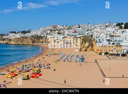 Una splendida vista sulla città e sulla spiaggia di Albufeira, nella regione dell'Algarve in Portogallo Foto Stock