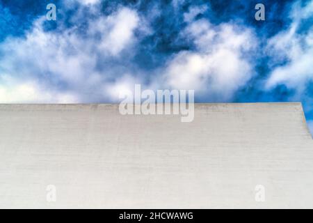 Grande parete bianca bianca di fronte a un cielo blu invernale Foto Stock