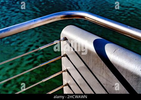 Cves in una ringhiera su un ponte su verruca Foto Stock