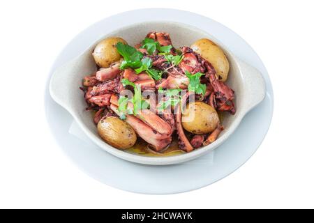 Piatto tradizionale portoghese di polpo e patate chiamato polvo a lagareiro primo piano su un piatto bianco Foto Stock