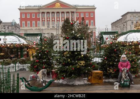 Mosca, Russia. 31st dicembre 2021 decorazione di Capodanno piazza Tverskaya e la fiera del viaggio a Natale festival invernale nel centro di Mosca, Russia Foto Stock