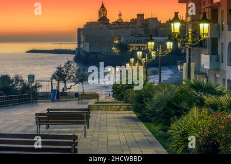 LUNGOMARE SAN SEBASTIAN BEACH CITTÀ VECCHIA SITGES COSTA DORADA CATALOGNA SPAGNA Foto Stock