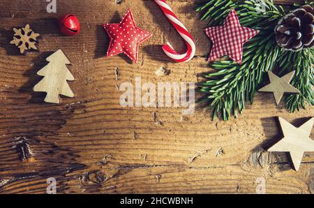 ornamenti di natale su sfondo di legno vecchio in stile biglietto d'auguri, compreso spazio di copia Foto Stock