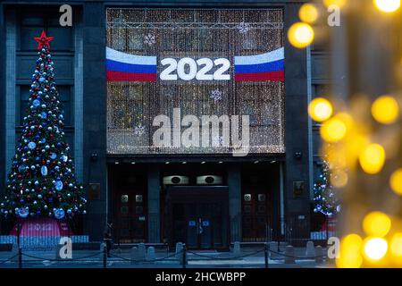 Mosca, Russia. 31st dicembre 2021 ingresso principale decorato e la facciata della Duma di Stato della Federazione Russa durante le vacanze di Capodanno nel centro di Mosca, Russia Foto Stock