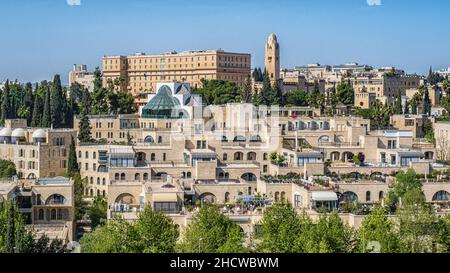 Gerusalemme, Israele. 20 novembre 2021: Vista su Gerusalemme con moderni edifici residenziali e il King David Hotel. Foto Stock