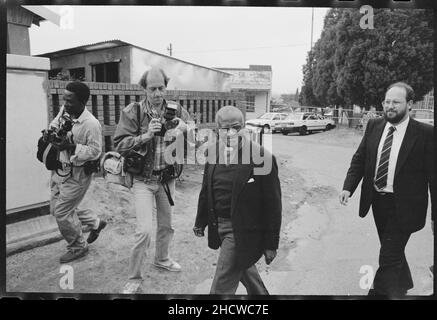 Il 15 ottobre 1989 Ahmed Kathrada, insieme a Jeff Masemola, Raymond Mhlaba, Billy Nair, Wilton Mkwayi, Andrew Mlangeni, Elias Motsoaledi, Oscar Mpetha e Walter Sisulu furono liberati dalla prigione di Johannesburg. Il ritorno a Bettina e a casa di Walter Sisulu a Soweto, Desmond Tutu partecipò. La Capzione locale Ahmed Mohammed Kathrada (o 'Kathy' come è popolarmente conosciuto) è nato in 1929 agli immigranti indiani in una città rurale in Sudafrica Foto Stock