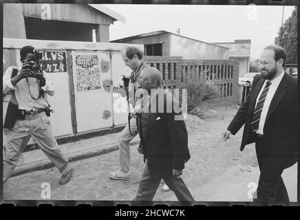 Il 15 ottobre 1989 Ahmed Kathrada, insieme a Jeff Masemola, Raymond Mhlaba, Billy Nair, Wilton Mkwayi, Andrew Mlangeni, Elias Motsoaledi, Oscar Mpetha e Walter Sisulu furono liberati dalla prigione di Johannesburg. Il ritorno a Bettina e a casa di Walter Sisulu a Soweto, Desmond Tutu partecipò. La Capzione locale Ahmed Mohammed Kathrada (o 'Kathy' come è popolarmente conosciuto) è nato in 1929 agli immigranti indiani in una città rurale in Sudafrica Foto Stock