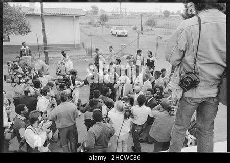 Il 15 ottobre 1989 Ahmed Kathrada, insieme a Jeff Masemola, Raymond Mhlaba, Billy Nair, Wilton Mkwayi, Andrew Mlangeni, Elias Motsoaledi, Oscar Mpetha e Walter Sisulu furono liberati dalla prigione di Johannesburg. Il ritorno a Bettina e a casa di Walter Sisulu a Soweto, Desmond Tutu partecipò. La Capzione locale Ahmed Mohammed Kathrada (o 'Kathy' come è popolarmente conosciuto) è nato in 1929 agli immigranti indiani in una città rurale in Sudafrica Foto Stock