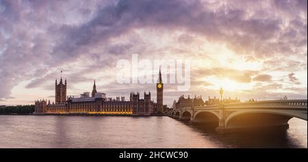 Tower Bridge e il Tamigi vista panoramica su Londra di notte Foto Stock