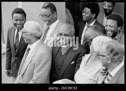 Il 15 ottobre 1989 Ahmed Kathrada, insieme a Jeff Masemola, Raymond Mhlaba, Billy Nair, Wilton Mkwayi, Andrew Mlangeni, Elias Motsoaledi, Oscar Mpetha e Walter Sisulu furono liberati dalla prigione di Johannesburg. Il ritorno a Bettina e a casa di Walter Sisulu a Soweto, Desmond Tutu partecipò. La Capzione locale Ahmed Mohammed Kathrada (o 'Kathy' come è popolarmente conosciuto) è nato in 1929 agli immigranti indiani in una città rurale in Sudafrica Foto Stock