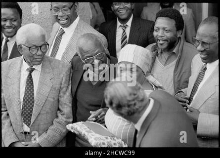 Il 15 ottobre 1989 Ahmed Kathrada, insieme a Jeff Masemola, Raymond Mhlaba, Billy Nair, Wilton Mkwayi, Andrew Mlangeni, Elias Motsoaledi, Oscar Mpetha e Walter Sisulu furono liberati dalla prigione di Johannesburg. Il ritorno a Bettina e a casa di Walter Sisulu a Soweto, Desmond Tutu partecipò. La Capzione locale Ahmed Mohammed Kathrada (o 'Kathy' come è popolarmente conosciuto) è nato in 1929 agli immigranti indiani in una città rurale in Sudafrica Foto Stock