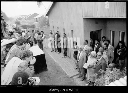 Il 15 ottobre 1989 Ahmed Kathrada, insieme a Jeff Masemola, Raymond Mhlaba, Billy Nair, Wilton Mkwayi, Andrew Mlangeni, Elias Motsoaledi, Oscar Mpetha e Walter Sisulu furono liberati dalla prigione di Johannesburg. Il ritorno a Bettina e a casa di Walter Sisulu a Soweto, Desmond Tutu partecipò. La Capzione locale Ahmed Mohammed Kathrada (o 'Kathy' come è popolarmente conosciuto) è nato in 1929 agli immigranti indiani in una città rurale in Sudafrica Foto Stock