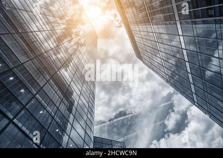 Edificio moderno dal basso angolo di visione Foto Stock
