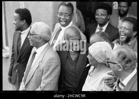 Il 15 ottobre 1989 Ahmed Kathrada, insieme a Jeff Masemola, Raymond Mhlaba, Billy Nair, Wilton Mkwayi, Andrew Mlangeni, Elias Motsoaledi, Oscar Mpetha e Walter Sisulu furono liberati dalla prigione di Johannesburg. Il ritorno a Bettina e a casa di Walter Sisulu a Soweto, Desmond Tutu partecipò. La Capzione locale Ahmed Mohammed Kathrada (o 'Kathy' come è popolarmente conosciuto) è nato in 1929 agli immigranti indiani in una città rurale in Sudafrica Foto Stock