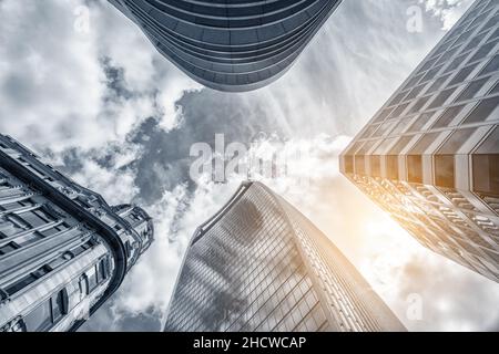 vista ad angolo basso dei grattacieli di londra Foto Stock